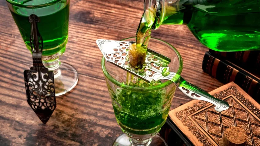 histoire-et-secrets-de-labsinthe-la-boisson-mythique-de-france